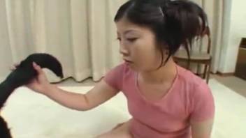 令人羡慕身材的亚洲美女沉迷于兽交